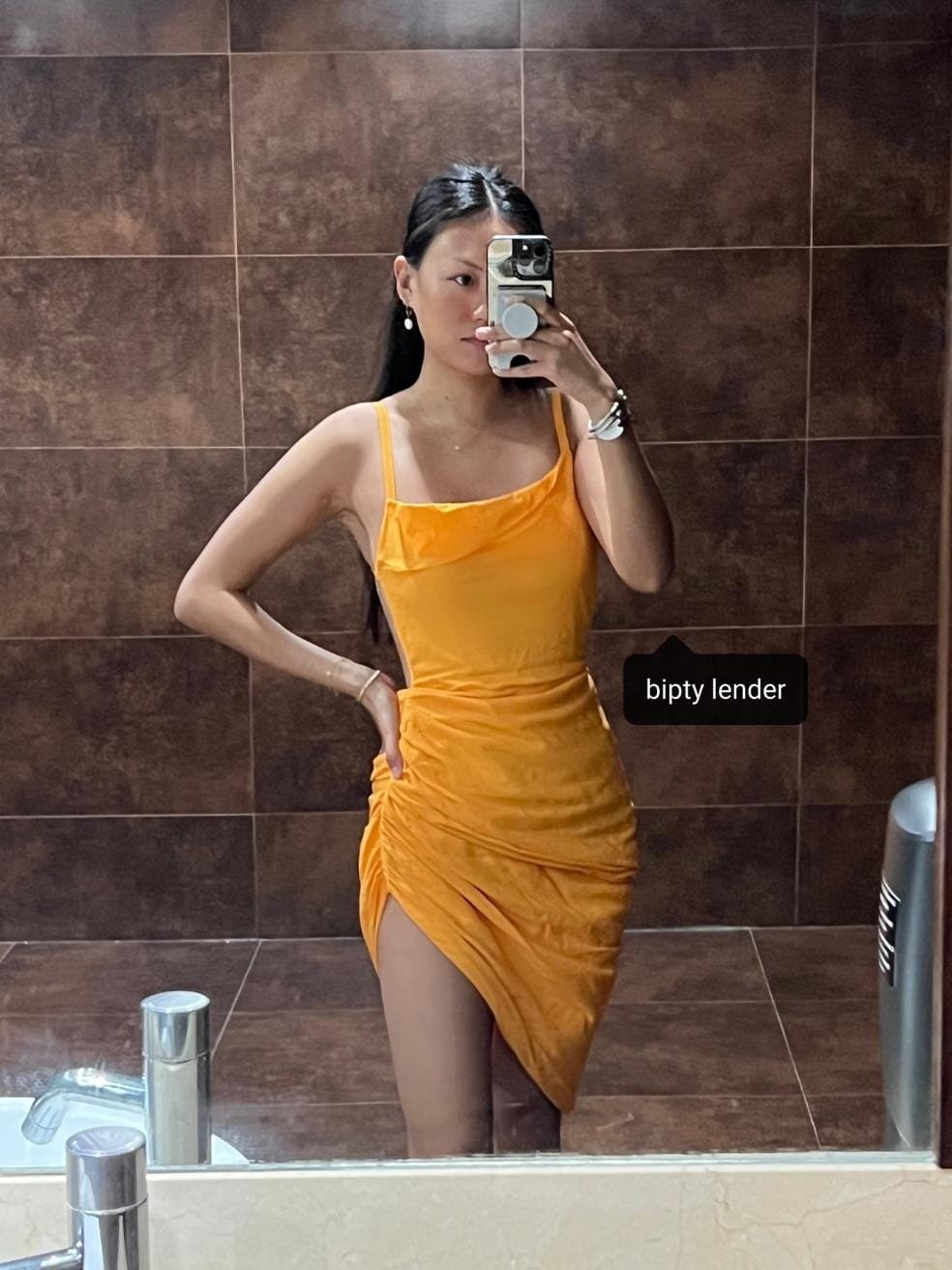 Une robe orange hot sale